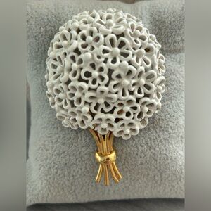 Vintage Monet White Enamel Pom Pom Flower Bouquet Brooch Pin Gold Tone